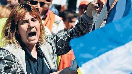 Proteste in Athen: Bis Ende 2014 sollen in Griechenland insgesamt 15 000 Jobs im öffentlichen Dienst gestrichen werden. 