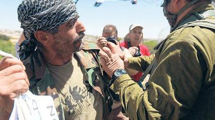 Protest. Israelische Soldaten drängen Palästinenser zurück, die im Westjordanland in Beit Omar nördlich der Stadt Hebron gegen den Siedlungsbau demonstrieren. Foto: Abed al Hashlamoun/dpa