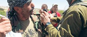 Protest. Israelische Soldaten drängen Palästinenser zurück, die im Westjordanland in Beit Omar nördlich der Stadt Hebron gegen den Siedlungsbau demonstrieren. Foto: Abed al Hashlamoun/dpa