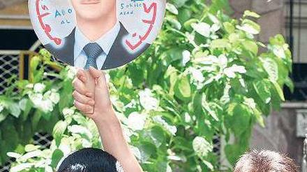 Bekenntnis. Syrische Studenten im Iran zeigen, wo sie stehen.Foto: AFP