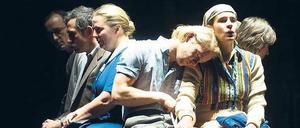 Kriegsspielmüde. Szene aus „Jeder stirbt für sich allein“. 