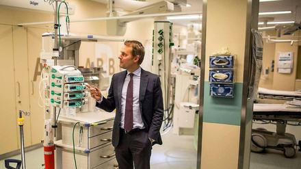 Bundesgesundheitsminister Daniel Bahr (FDP) beim Besuch der neuen Rettungsstelle des UKB in Berlin-Marzahn. 