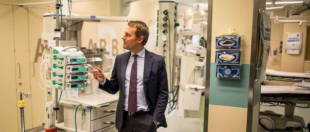 Bundesgesundheitsminister Daniel Bahr (FDP) beim Besuch der neuen Rettungsstelle des UKB in Berlin-Marzahn.
