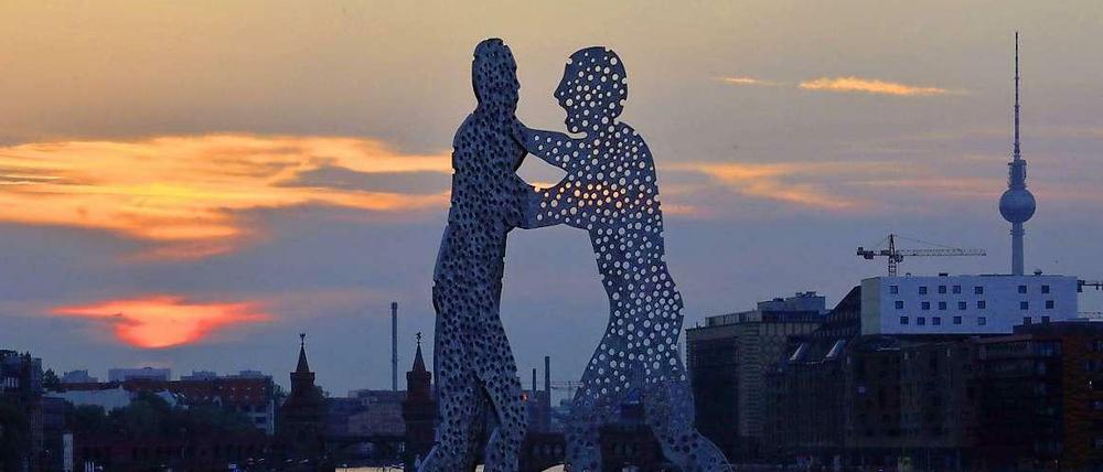 Das Kunstwerk "Molecule Man" des US-amerikanische Künstlers Jonathan Borofsky in der Berliner Abendsonne.