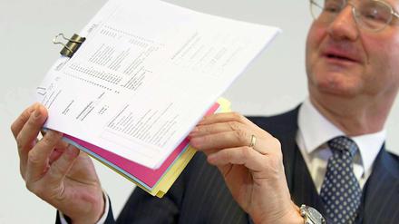 Notar Dieter Mayer präsentiert das Protokoll des Losverfahrens.