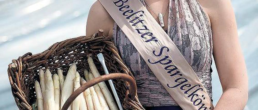 Die Beelitzer Spargelkönigin Michaela Kranepuhl beim Saison-Start. Es war noch etwas frisch. Foto: dpa
