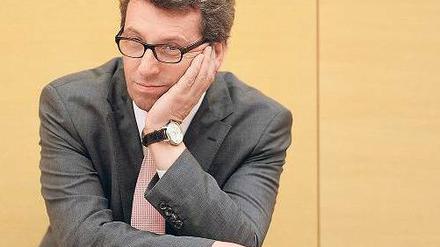 Karriere beendet. Der zurückgetretene CSU- Fraktionsvorsitzende Georg Schmid hat jahrelang seine Frau für Büroarbeiten beschäftigt. Nun tritt er nicht mehr für den Landtag an. Foto: dpa