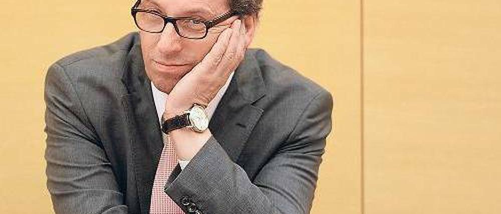 Karriere beendet. Der zurückgetretene CSU- Fraktionsvorsitzende Georg Schmid hat jahrelang seine Frau für Büroarbeiten beschäftigt. Nun tritt er nicht mehr für den Landtag an. Foto: dpa