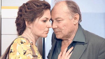 Eine große Liebe, die sich an der Krankheit beweisen muss: Judith (Martina Gedeck) und Ernst (Klaus Maria Brandauer).Foto: SWR