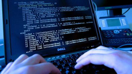 Fast unsichtbare Angriffe. Hacker haben sich am Wochenende über eine Pishing-Attacke Zugriff auf die Twitter-Kanäle des Guardian verschafft.
