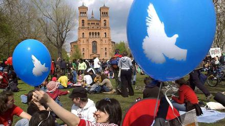 Alle hoffen auf einen friedlichen 1. Mai in Berlin. Tausende wollen deswegen die NPD-Demo verhindern.