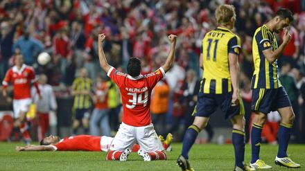Endstation Lissabon: Benficas Verteidiger Andre Almeida (M.) jubelt über den Finaleinzug seines Teams. Fenerbahces Spieler sind am Ende.