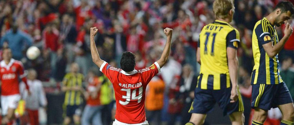 Endstation Lissabon: Benficas Verteidiger Andre Almeida (M.) jubelt über den Finaleinzug seines Teams. Fenerbahces Spieler sind am Ende.