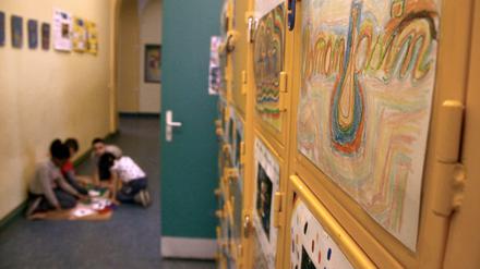 Kinder spielen auf dem Flur einer Grundschule in Berlin-Wedding. Demnächst sollen Videokameras an den Schuleingängen für ihre Sicherheit sorgen.