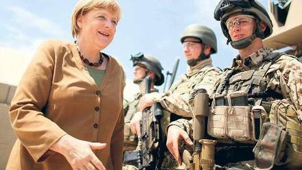 Am Hindukusch. Angela Merkel sprach der Truppe am Freitag Mut zu. Foto: rtr