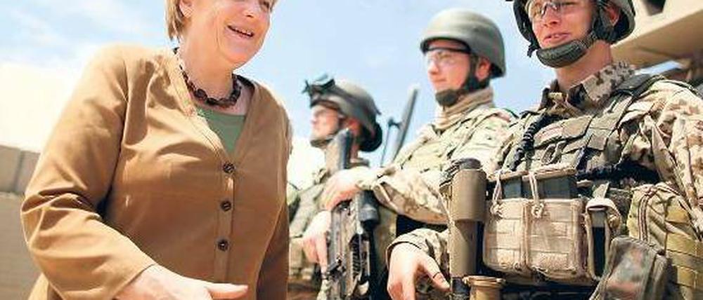 Am Hindukusch. Angela Merkel sprach der Truppe am Freitag Mut zu. Foto: rtr