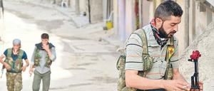 Wenn der Krieg skurrile Blüten treibt: In Syrien hat ein Rebellenkämpfer seine russische Kalaschnikow mit einer Blume geschmückt. Doch die ungewöhnliche Szene ändert nichts daran, dass der Bürgerkrieg mit unverminderter Härte weitergeführt wird. Auch der Diplomatie ist es bislang nicht gelungen, das Blutvergießen zu beenden.