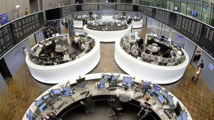 Händler im Frankfurter Börsensaal verzeichnen in diesen Tagen Rekordstände bei Aktien. Alternativen für Anleger sind rar.