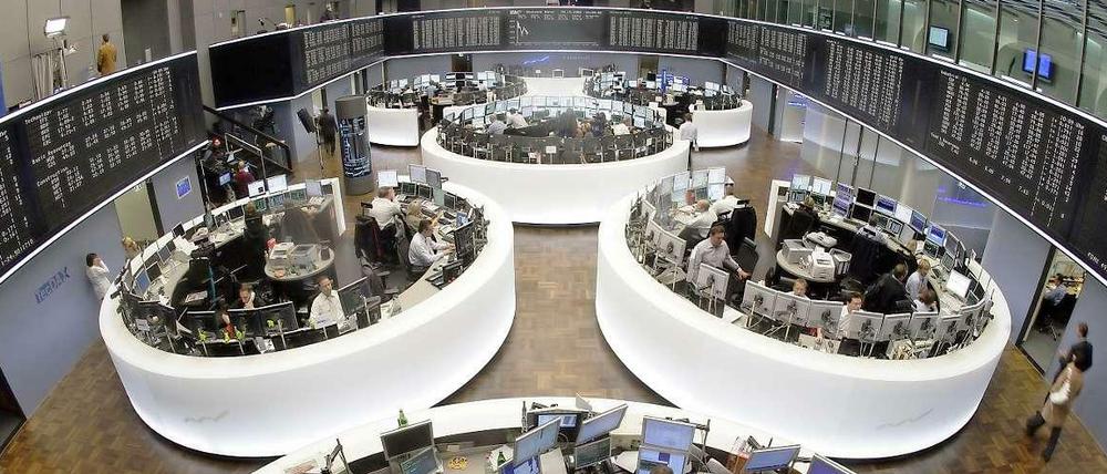 Händler im Frankfurter Börsensaal verzeichnen in diesen Tagen Rekordstände bei Aktien. Alternativen für Anleger sind rar.