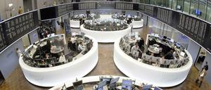 Händler im Frankfurter Börsensaal verzeichnen in diesen Tagen Rekordstände bei Aktien. Alternativen für Anleger sind rar.