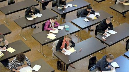 Konzentration bitte! Seit April legen Schüler in Berlin das Abitur und den Mittleren Schulabschluss (MSA) ab.