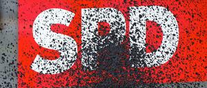 Vandale an der SPD-Zentrale: Am Freitag wurde das Kurt-Schumacher-Haus in der Müllerstraße mit schwarzer Farbe besprüht.