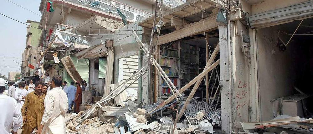 Bild der Verwüstung: In der südlichen Hafenmetropole Karachi ist auf einen Kandidaten der pakistanischen Parlamentswahl ist ein Attentat verübt worden - mehrere Menschen sind dabei ums Leben gekommen. 
