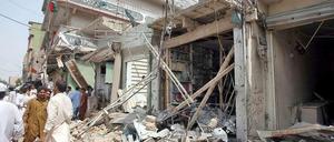 Bild der Verwüstung: In der südlichen Hafenmetropole Karachi ist auf einen Kandidaten der pakistanischen Parlamentswahl ist ein Attentat verübt worden - mehrere Menschen sind dabei ums Leben gekommen. 