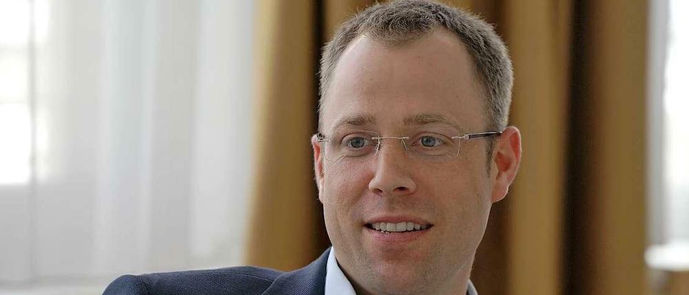 Mario Czaja (CDU), Berlins Senator für Gesundheit und Soziales, ist der Meinung, Gebäude müssten notfalls beschlagnahmt werden, wenn sich die Bezirke nicht um die Unterbringung von Flüchtlingen kümmern.