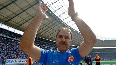 Erstklassige Stadt, erstklassiger Klub, erstklassiger Trainer: Jos Luhukay feiert im frisch beflockten Aufstiegs-T-Shirt den knappen Sieg gegen Sandhausen im Olympiastadion, der zur Rückkehr in die Erstklassigkeit reichte.