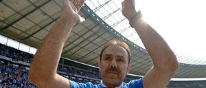 Erstklassige Stadt, erstklassiger Klub, erstklassiger Trainer: Jos Luhukay feiert im frisch beflockten Aufstiegs-T-Shirt den knappen Sieg gegen Sandhausen im Olympiastadion, der zur Rückkehr in die Erstklassigkeit reichte.