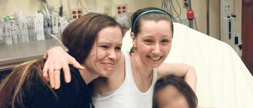 Vereint. Amanda Berry in der Mitte mit ihrer Schwester und ihrer Tochter nach der Befreiung. 