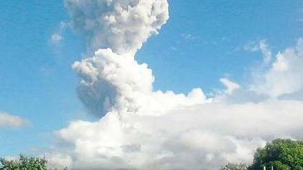 Wolke über dem Mayon. Explodierender Dampf sprengte die Kraterdecke. Foto: dpa