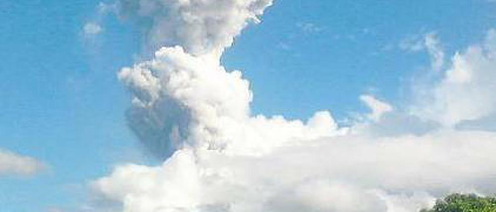 Wolke über dem Mayon. Explodierender Dampf sprengte die Kraterdecke. Foto: dpa