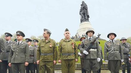 DDR-Folklore. Am sowjetischen Ehrenmal in Treptow marschierten am Himmelfahrtstag Veteranen in Uniformen der NVA und des Stasi-Wachregiments „Feliks Dzierzynski“ auf. 