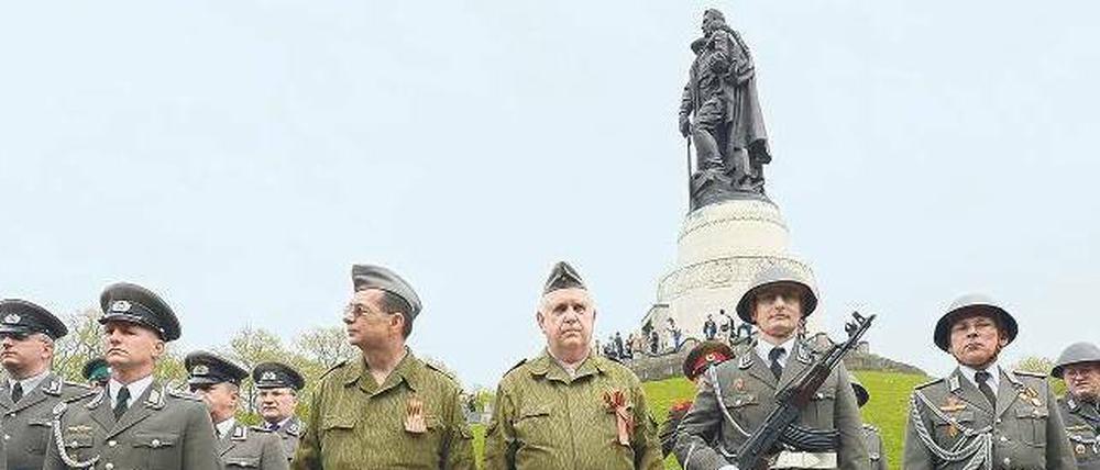 DDR-Folklore. Am sowjetischen Ehrenmal in Treptow marschierten am Himmelfahrtstag Veteranen in Uniformen der NVA und des Stasi-Wachregiments „Feliks Dzierzynski“ auf.