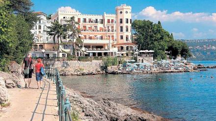 Eleganz der Belle Epoque. Das Hotel Miramar eröffnete 1884, die Hautevolee strömte herbei. Das Haus ist noch immer erste Adresse in Opatija.