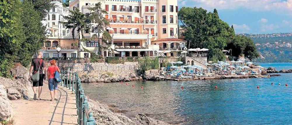 Eleganz der Belle Epoque. Das Hotel Miramar eröffnete 1884, die Hautevolee strömte herbei. Das Haus ist noch immer erste Adresse in Opatija.