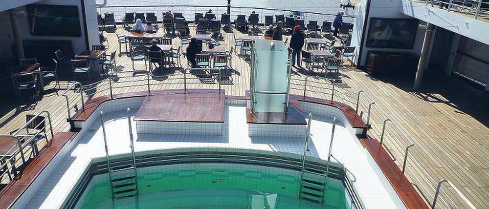 Schnurgerade bis zum Horizont. Der Nord-Ostsee-Kanal ist die meist befahrene künstliche Schifffahrtsstraße der Welt.