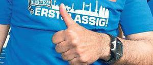 Daumen rauf. Der holländische Trainer Jos Luhukay machte Hertha wieder erstklassig – und bodenständig.