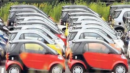 Dicht an dicht. Ganz so effizient wie auf diesem Parkplatz eines Automobilwerks werden die Smarts vermutlich auch in Zukunft in Prenzlauer Berg nicht parken. Aber vielleicht wird ja ein bisschen Platz am Straßenrand eingespart.