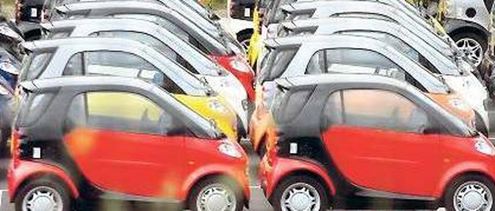 Dicht an dicht. Ganz so effizient wie auf diesem Parkplatz eines Automobilwerks werden die Smarts vermutlich auch in Zukunft in Prenzlauer Berg nicht parken. Aber vielleicht wird ja ein bisschen Platz am Straßenrand eingespart.