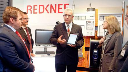Redknee bietet auch Lösungen für die Energiewirtschaft an. Das ließen sich Vorstandschef Lucas Skoczkowski (ganz links) und Wirtschaftssenatorin Cornelia Yzer im Labor zeigen. 