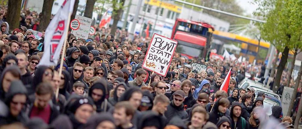 Mit Plakaten wie "Bunt statt Braun" wird am Vorabend des ersten Mais gegen die Neonazis demonstriert, die am 1. Mai durch Schöneweide ziehen wollen. 