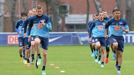 Durchstarten oder auf der Stelle treten? Der momentane Zweitliga-Kader von Hertha BSC muss punktuell verstärkt werden, um in der Bundesliga zu bestehen. Darüber sind sich Vereinsspitze und Anhang einig.