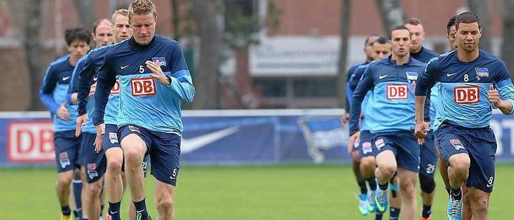 Durchstarten oder auf der Stelle treten? Der momentane Zweitliga-Kader von Hertha BSC muss punktuell verstärkt werden, um in der Bundesliga zu bestehen. Darüber sind sich Vereinsspitze und Anhang einig.