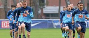 Durchstarten oder auf der Stelle treten? Der momentane Zweitliga-Kader von Hertha BSC muss punktuell verstärkt werden, um in der Bundesliga zu bestehen. Darüber sind sich Vereinsspitze und Anhang einig.