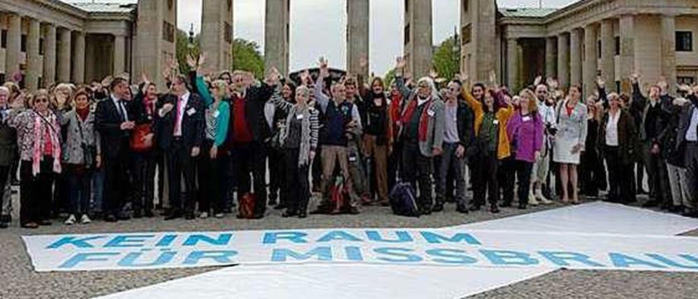 Ein Kreuz als Zeichen gegen den Missbrauch legten die Teilnehmer der Anhörung.