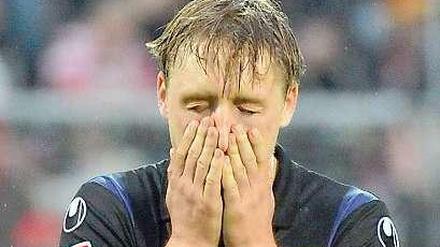 Björn Jopek schlug beim Abgang die Hände vors Gesicht - angesichts der Niederlage gegen Aalen.