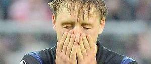 Björn Jopek schlug beim Abgang die Hände vors Gesicht - angesichts der Niederlage gegen Aalen.